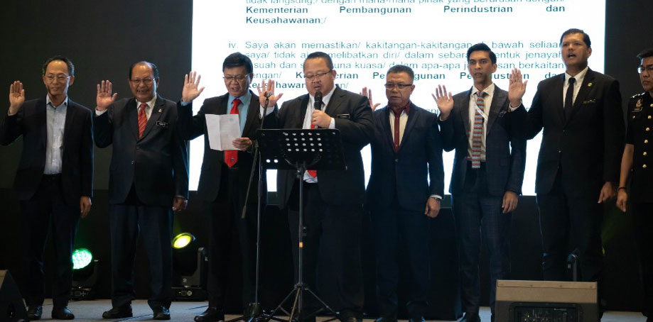 Bacaan ikrar bebas rasuah yang diketuai oleh Setiausaha Tetap Kementerian Pembangunan Perindustrian dan Keusahawanan, Datuk Thomas Logijin dengan diiringi oleh ketua-ketua agensi di bawah seliaan MIDE